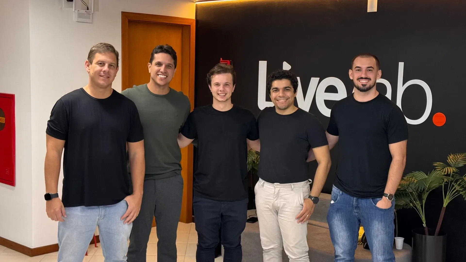 Fundadores da LiveLab, da esquerda para a direita: Rui Orsini, Luan Cavati, Leonardo Ames, Lucas Monteiro e Gustavo Hofmann